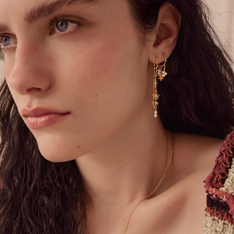 Susu øreringe i forgyldt sølv med perler fra Maanesten  3